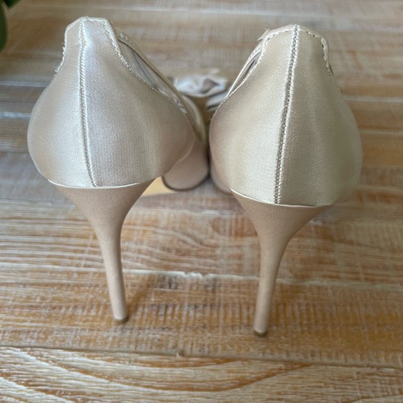 LULUS SZ 9 SATIN POINTED TOE BOW HEELS-Champagne - Picture 3 of 5